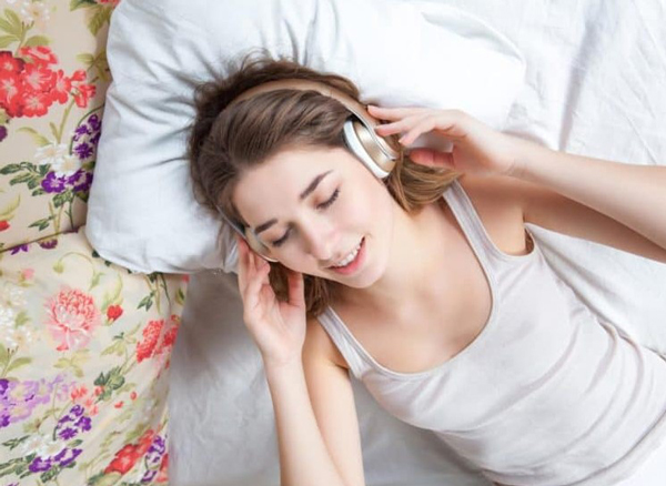 Các bạn nên nghe nhạc, thư giãn tinh thần trước khi đi ngủ