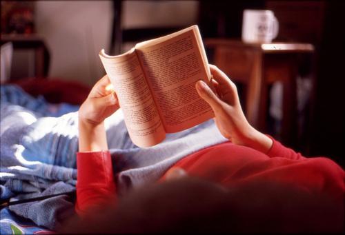 Đọc sách trước khi ngủ giúp bạn thư giãn.