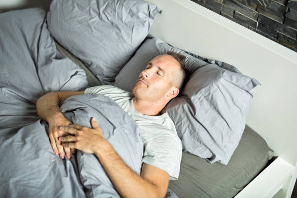 Bước một của cách ngủ trong 2 phút là bạn nằm ngửa và thư giãn cơ thể