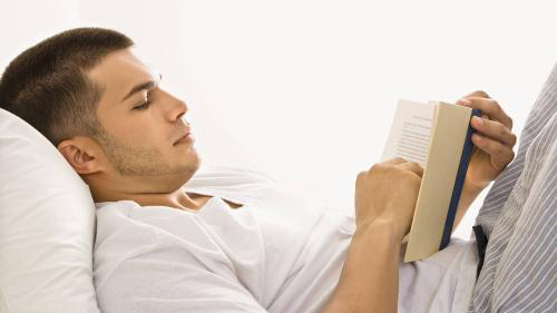 Đọc sách là một cách đơn giản giúp cải thiện giấc ngủ.