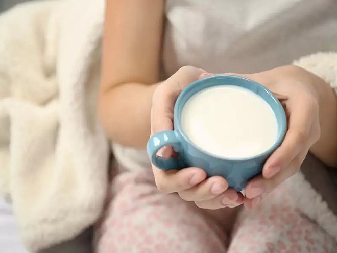 Uống một chút sữa sẽ giúp bạn dễ ngủ.