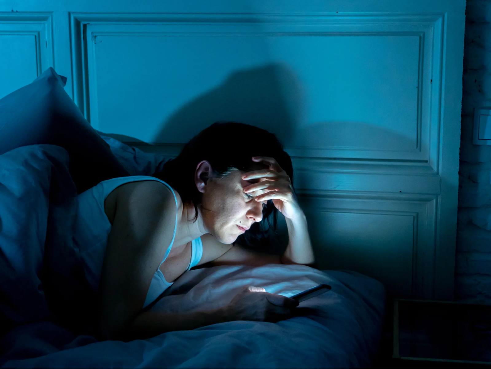 Buồn ngủ nhưng không ngủ được do sử dụng điện thoại trước khi ngủ
