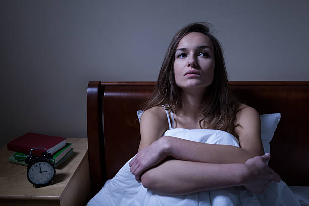 Sử dụng điện thoại trước khi đi ngủ: Thói quen thường gặp gây mất ngủ