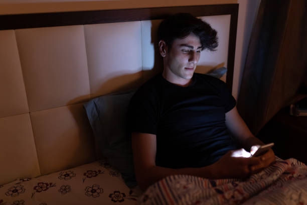 Tại sao sử dụng điện thoại trước khi đi ngủ lại gây mất ngủ?