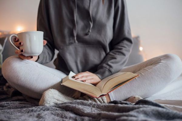  Đọc sách trước khi ngủ giúp thư giãn tinh thần và dễ ngủ