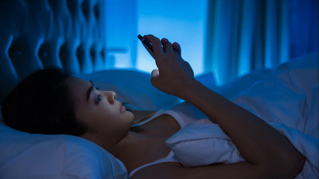 Ngủ chập chờn không sâu giấc do dùng điện thoại thông minh trước khi ngủ