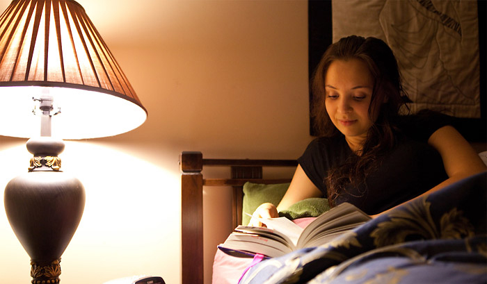 Đọc sách trước khi đi ngủ giúp thư giãn tinh thần