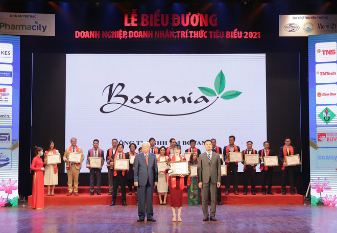  Đại diện công ty Botania lên nhận giải thưởng do ông Đặng Hoàng Giang - Thứ trưởng Bộ Ngoại giao và ông Cao Sỹ Kiêm - Nguyên thống đốc ngân hàng nhà nước Việt Nam trao tặng