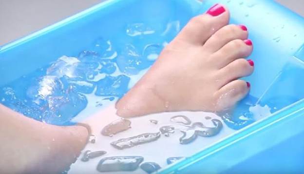 Ngâm chân nước lạnh tốt cho người bệnh suy giãn tĩnh mạch