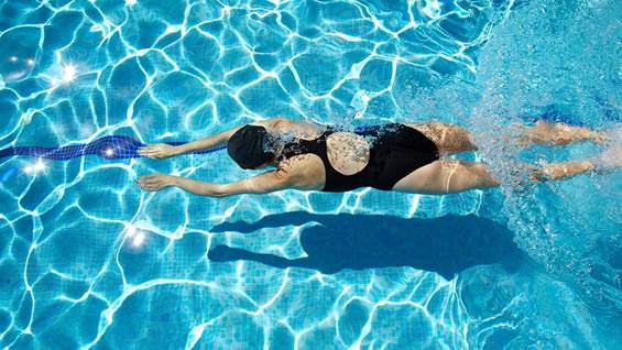Bị suy giãn tĩnh mạch chân có nên bơi lội không?