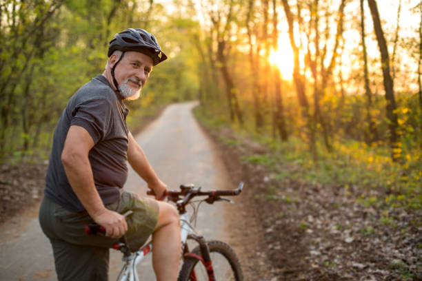 Bên cạnh đi bộ, đạp xe cũng giúp cải thiện suy giãn tĩnh mạch rất tốt