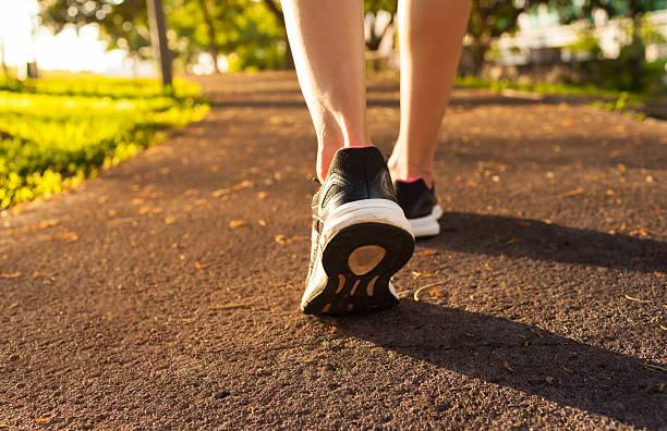 Đi bộ tập thể dục tốt cho người bệnh suy giãn tĩnh mạch chân