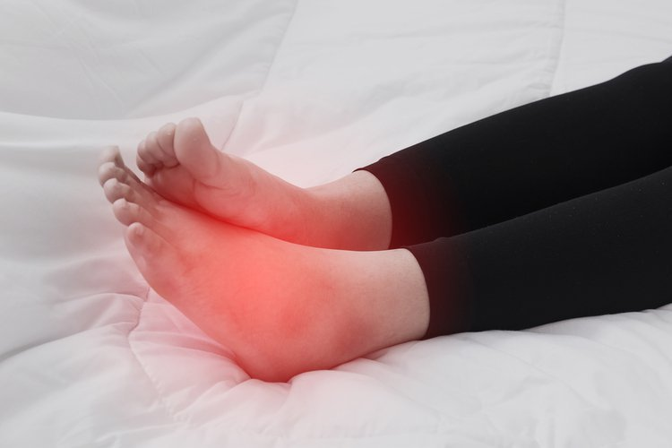 Khi gặp biến chứng huyết khối tĩnh mạch sâu, người bệnh thường cảm thấy nóng rát ở chân