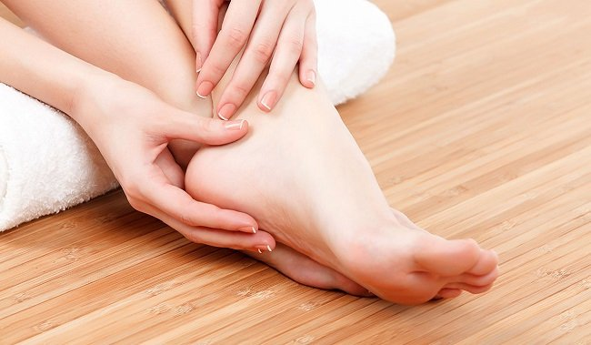 Người bệnh suy giãn tĩnh mạch chân thường cảm thấy đau nhức, nặng mỏi chân