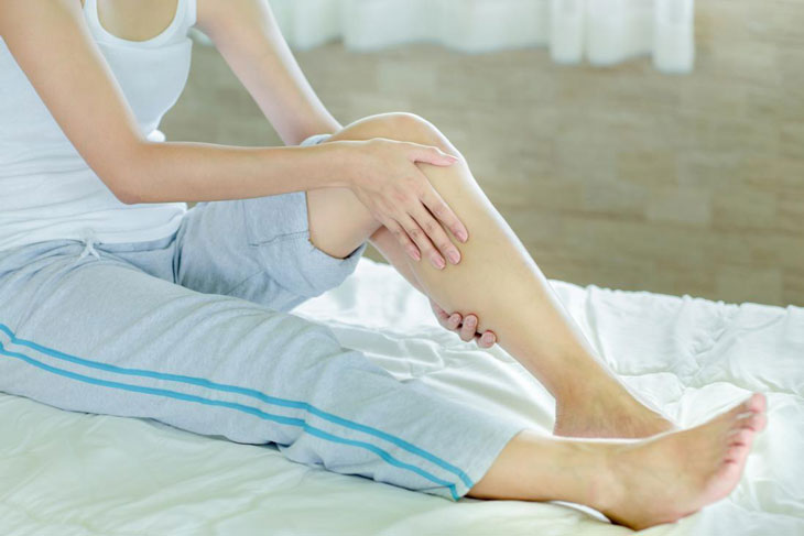 Gối kê chân cho bệnh nhân suy giãn tĩnh mạch chân có thực sự cần thiết không?