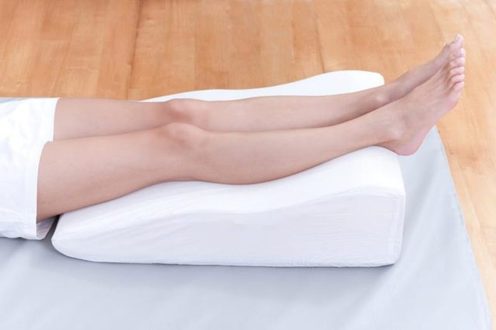 Bệnh nhân suy giãn tĩnh mạch nên kê cao chân khi ngủ