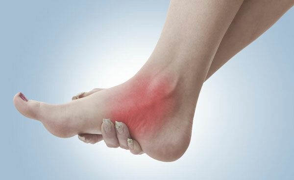  Ngâm chân với nước lạnh giúp làm giảm các triệu chứng đau nhức ở chân cho người bệnh suy giãn tĩnh mạch