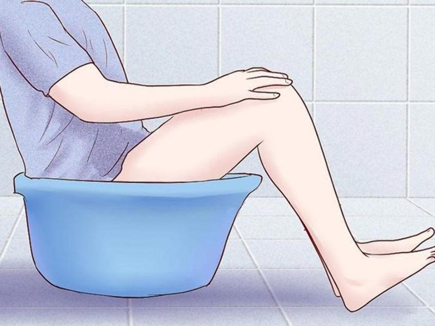 Ngâm búi trĩ trong nước ấm từ 15 – 20 phút sau đó lau sạch