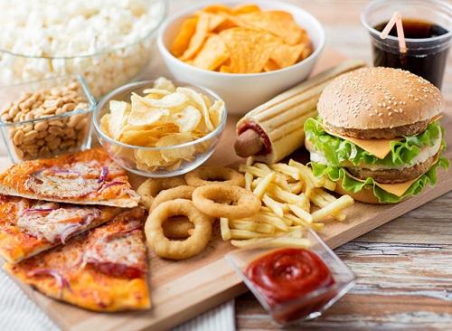  Thường xuyên ăn đồ ăn sẵn, ăn hàng quán, vỉa hè sẽ có nguy cơ cao bị viêm đại tràng