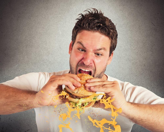 Ăn quá nhanh sẽ khiến bạn nuốt cả không khí vào trong bụng