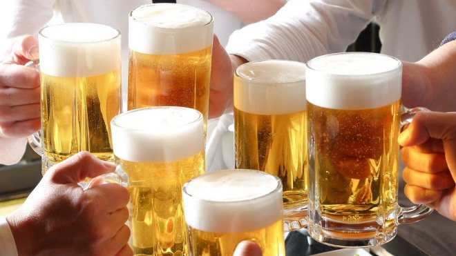 Người bệnh đại tràng nên tránh sử dụng rượu bia