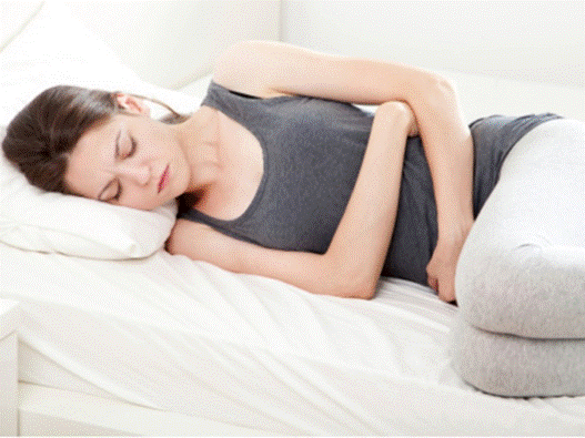 Đau bụng kéo dài là triệu chứng điển hình của viêm đại tràng