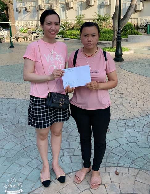 Đại diện công ty Botania trao quà cho chị Thu – vợ anh Chung