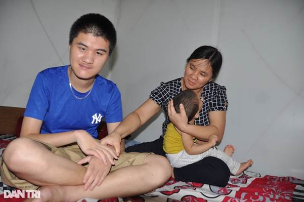Chị Trang và hai bé bị bại não (ảnh Dân trí)