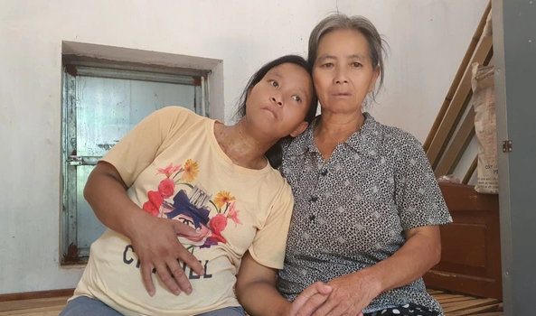 Chị Luyến cùng người mẹ mù lòa lâm vào bần cùng khi biết mình bị căn bệnh ung thư quái ác