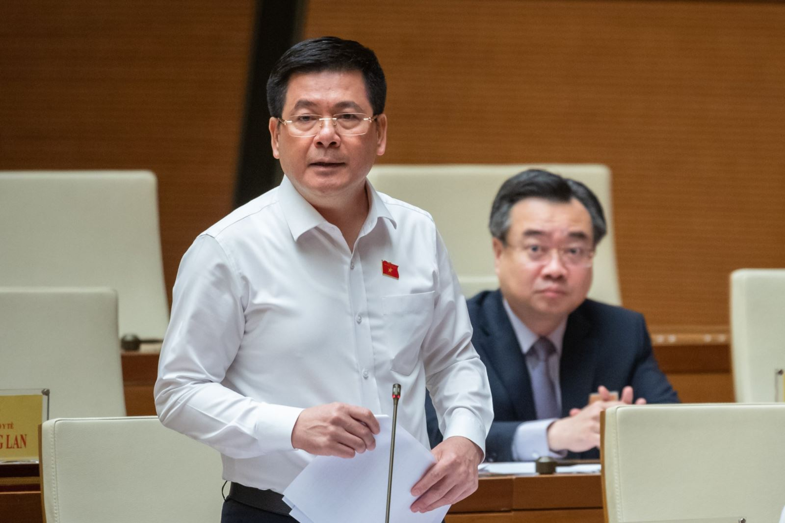  Bộ trưởng Bộ Công Thương Nguyễn Hồng Diên trả lời chất vấn về thuốc lá điện tử