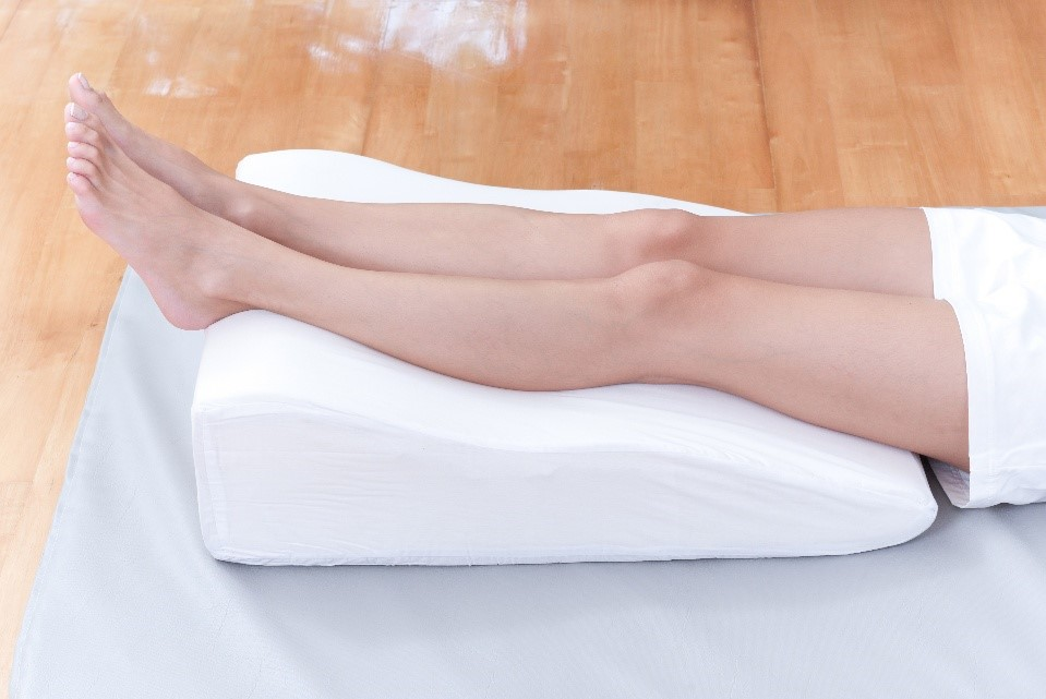 Kê cao chân khi ngủ mang lại nhiều lợi ích cho người bị suy giãn tĩnh mạch