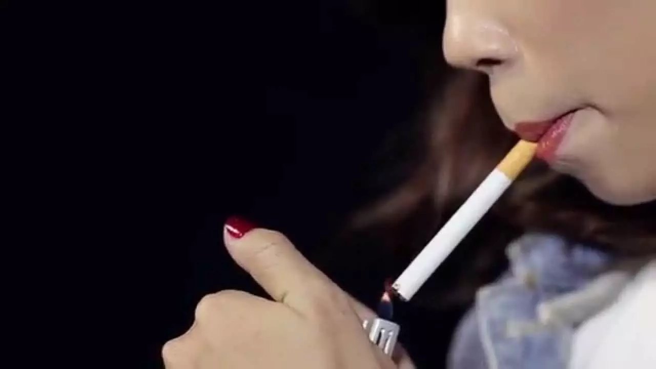 Phụ nữ hút thuốc lá