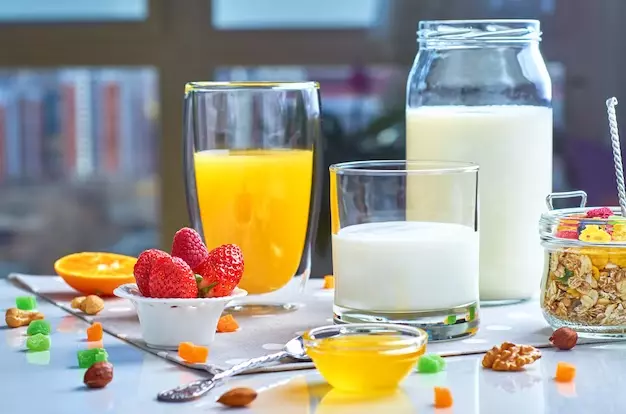 Không nên thêm sữa vào nước ép trái cây