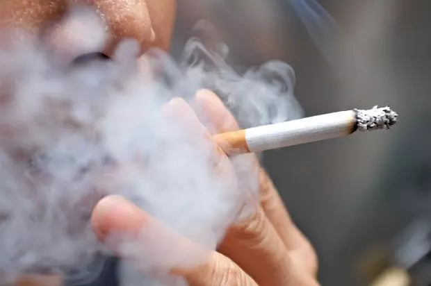 Khói thuốc lá làm tổn thương phổi trực tiếp