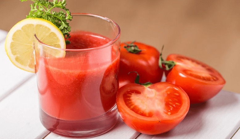Nước ép cà chua với chanh sẽ là món đồ uống vô cùng hấp dẫn