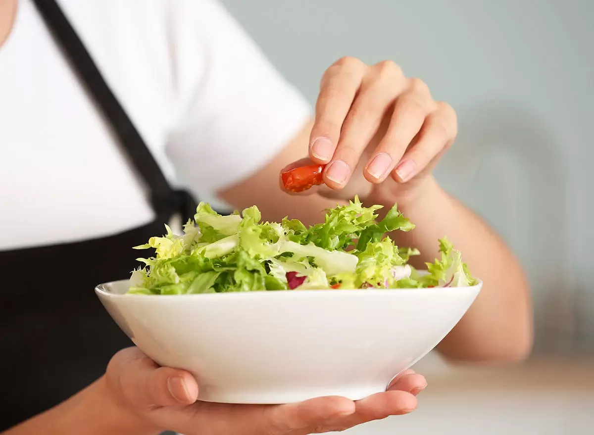 Ăn salad để bổ sung enzym cho cơ thể