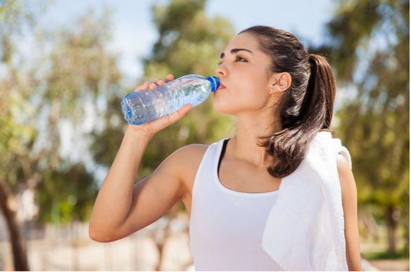 uống đủ nước để tránh sốc nhiệt