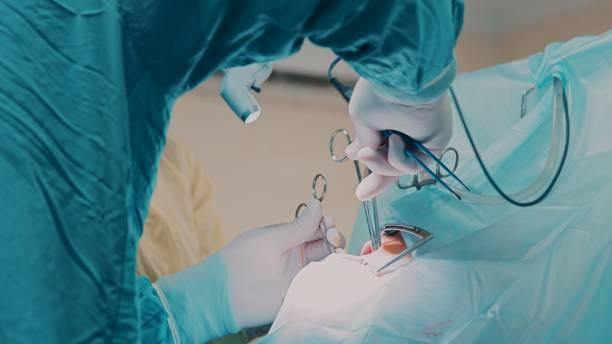 phẫu thuật cắt bỏ khối u ở bệnh nhân ung thư miệng.