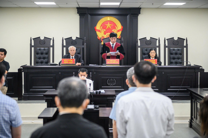Hội đồng xét xử bắt đầu công bố bản án đối với ông Nguyễn Quang Tuấn và 11 người khác
