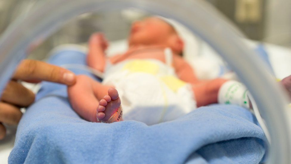  Em bé đầu tiên có DNA của 3 người được sinh ra ở Anh