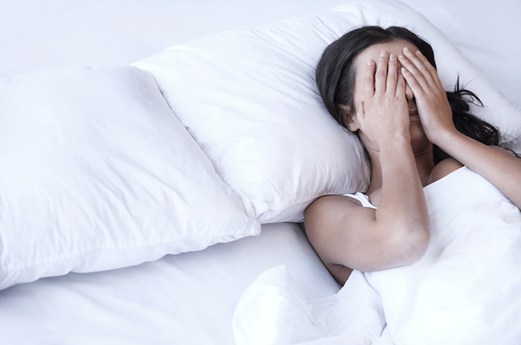 Thiếu ngủ lâu ngày có thể khiến mi mắt phải giật liên tục