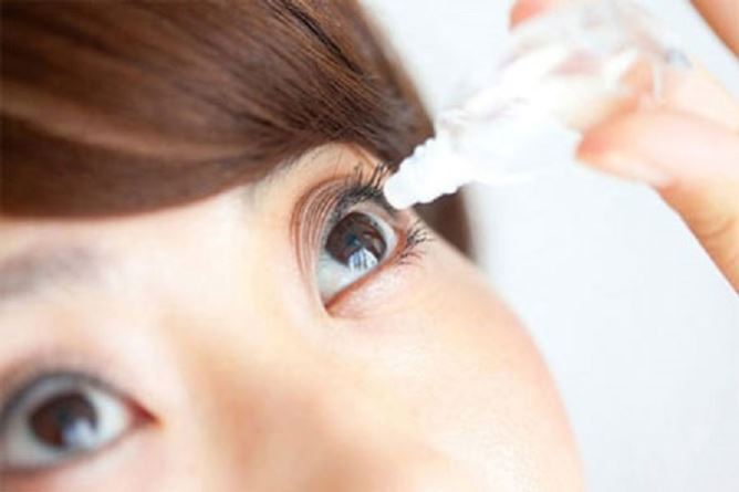 Thường xuyên rửa mắt với nước muối sinh lý để phòng bệnh đau mắt đỏ