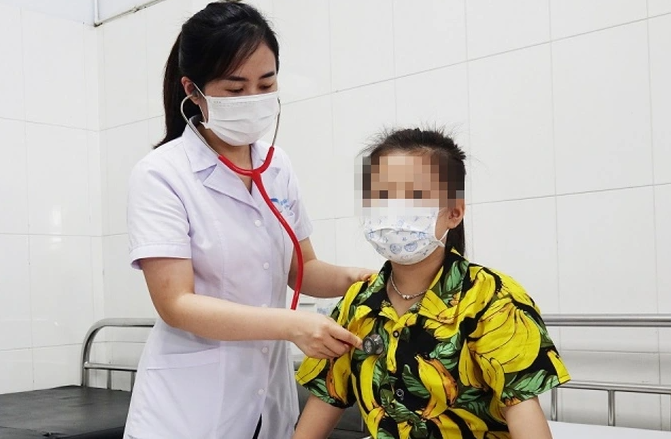 Bệnh nhi đang phải điều trị viêm phổi tại bệnh viện Bãi Cháy