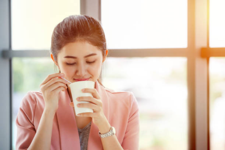 Uống trà xanh giúp tạo cảm giác dễ chịu, thoải mái