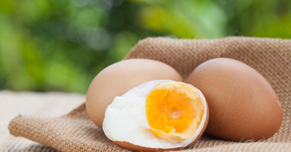 Trứng gà bao nhiêu calo? Ăn trứng gà nhiều có tốt không?
