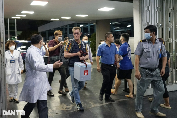 Đại diện Tổ chức Y tế thế giới mang thùng chứa 6 lọ thuốc quý BAT đến TPHCM trong đêm 24/5. Ảnh: Dantri