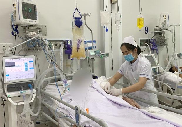 Nhân viên y tế Bệnh viện Chợ Rẫy chăm sóc tích cực cho bệnh nhân ngộ độc Botulinum