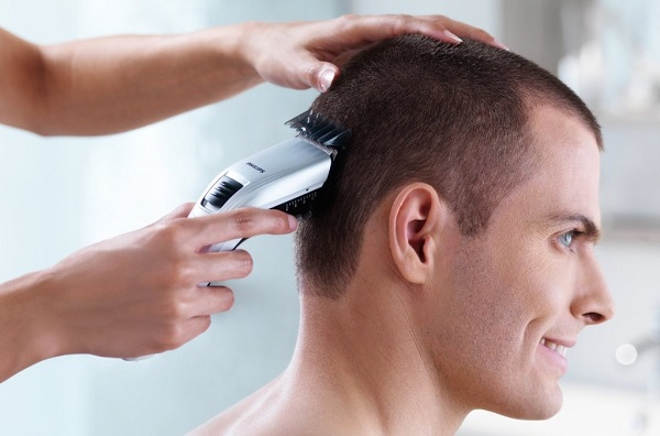 Bạn có thể chủ động cắt đi mái tóc của mình để chuẩn bị một tâm lý thoải mái nhất