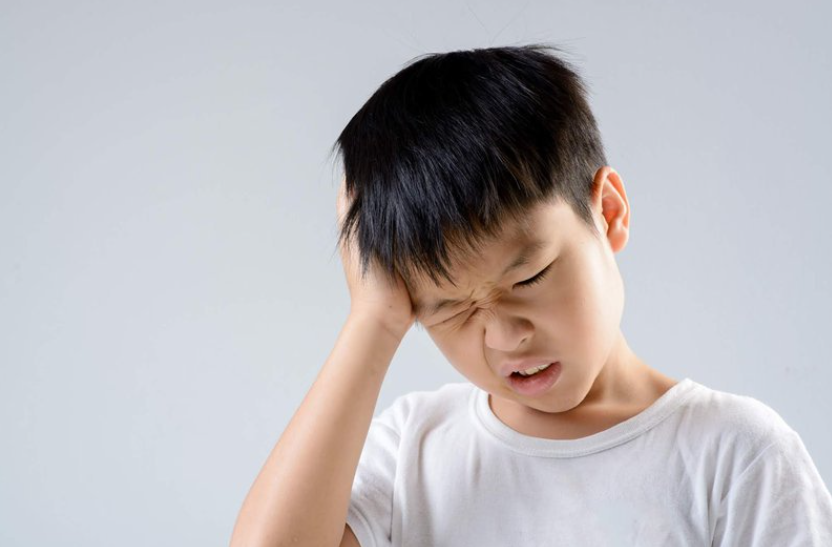 Trẻ bị đau đầu, nói khó, nói lắp, méo miệng có thể là dấu hiệu đột quỵ