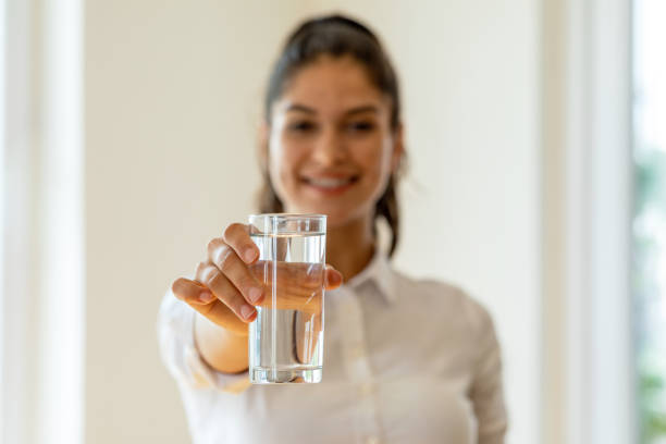 Uống đủ nước để hạn chế các bệnh đường tiết niệu.
